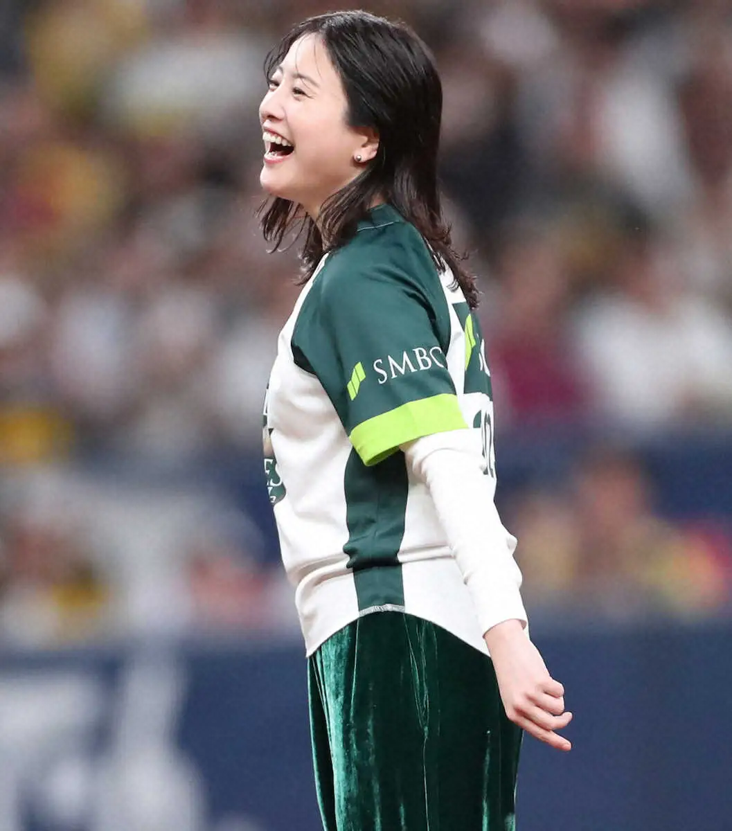 吉高由里子 大暴投で“おなじみ”始球式 今年は「今までで一番上手く」ツーバンでホーム マウンドで歓喜