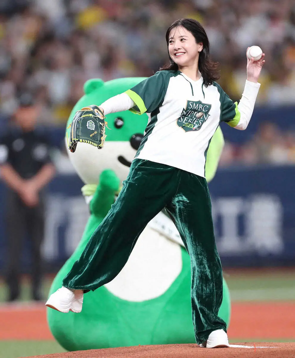 吉高由里子 大暴投で“おなじみ”始球式 今年は「今までで一番上手く」ツーバンでホーム マウンドで歓喜
