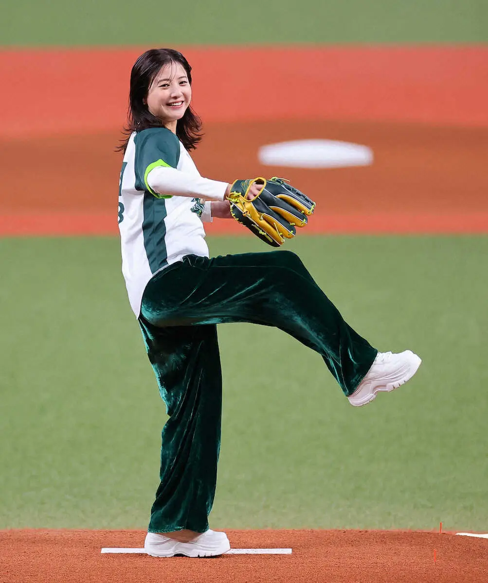 吉高由里子 大暴投で“おなじみ”始球式 今年は「今までで一番上手く」ツーバンでホーム マウンドで歓喜