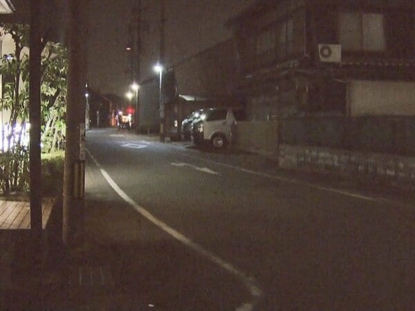 自宅の駐車場前で…外出先から車で夫と帰宅し先に降りた妻 バックした車にはねられ死亡 夫の後方不注意か｜FNNプライムオンライン