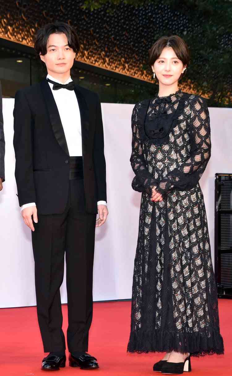 菜々緒が三吉彩花がばっくり背中全開　玉城ティナが美デコルテ　レッドカーペットで美の競演！東京国際映画祭開幕