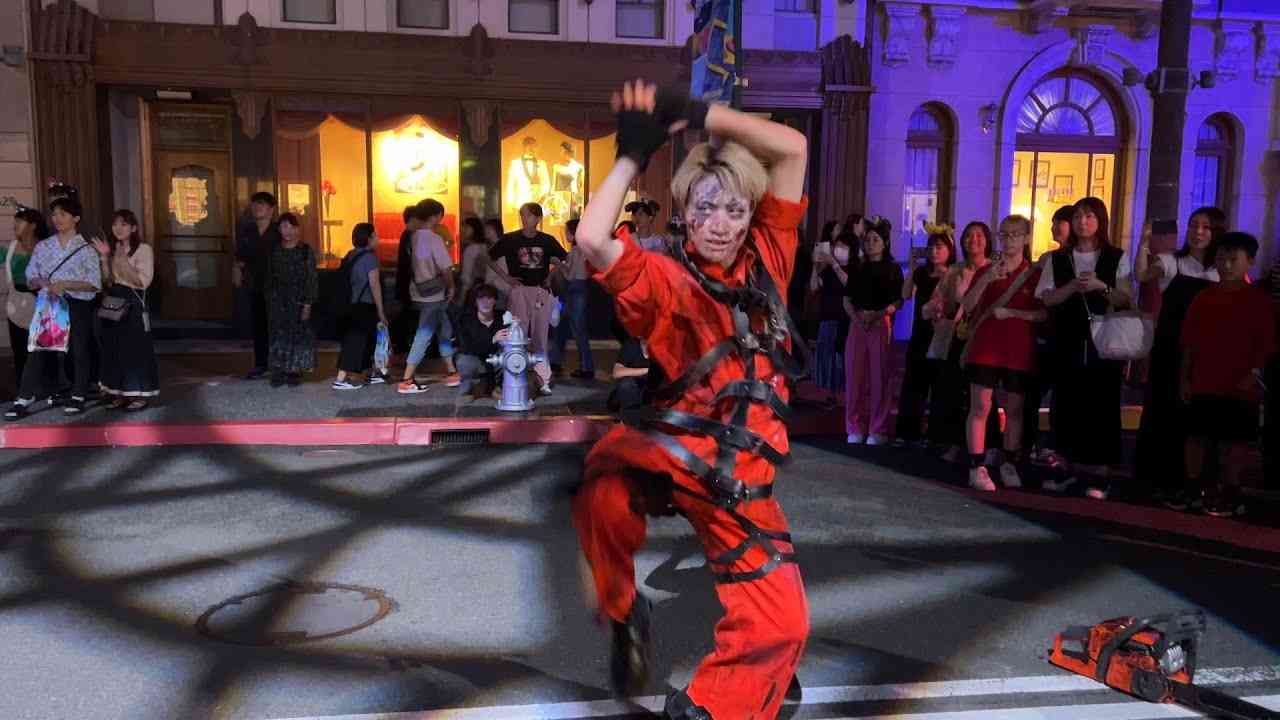 【USJ ハロウィン】キレッキレに新ゾンビ・デ・ダンスを披露する イケメン囚人ゾンビ / ハロウィーン・ホラー・ナイト2023 ADO 唱 - YouTube