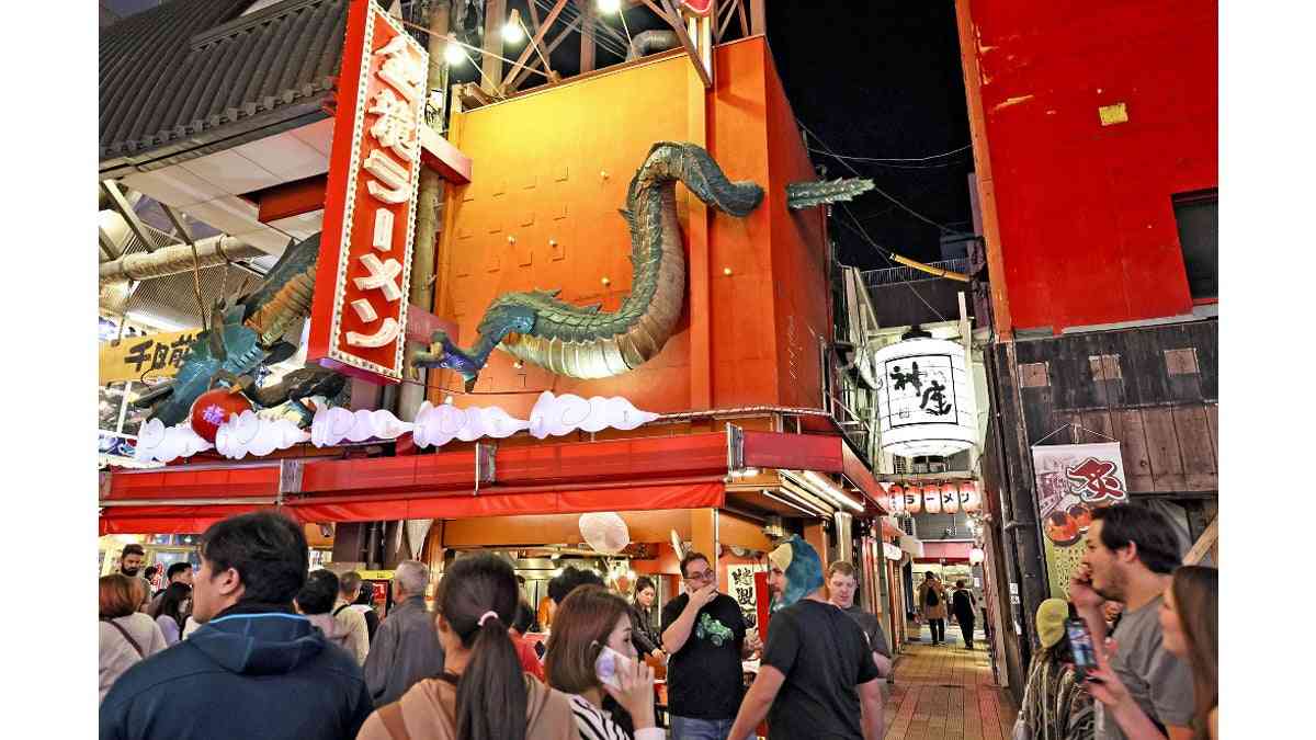 大阪・ミナミの人気ラーメン店に「龍のしっぽ」撤去命じる判決…隣接地への越境を認定 : 読売新聞