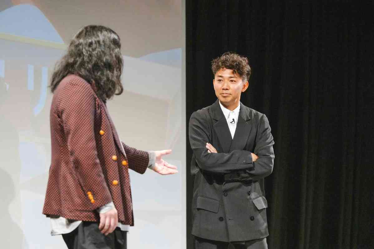 ピース綾部祐二、相方・又吉と6年ぶりライブ 舞台上で再会のハグ「ここまで会わないようにしてた」