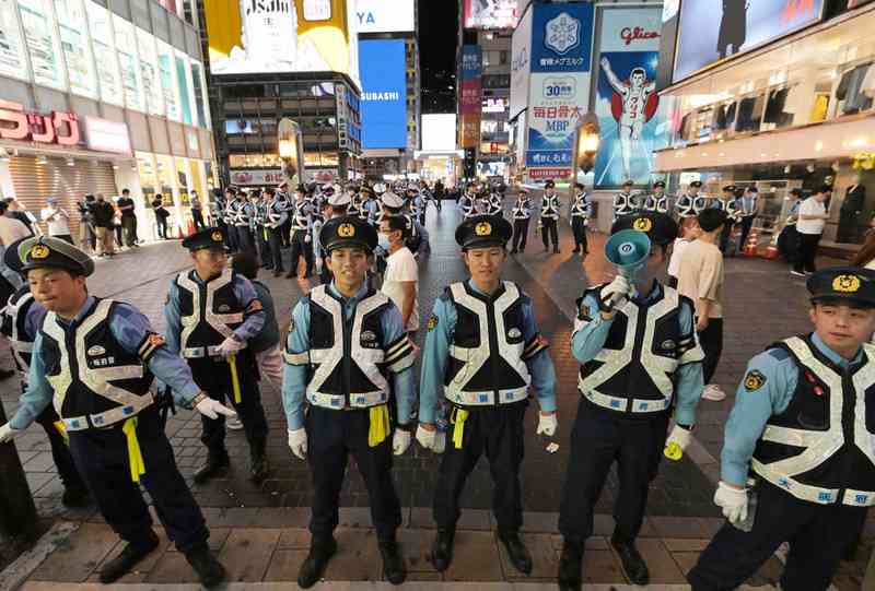 道頓堀飛び込み防げるか 日本シリーズ白熱でミナミ厳戒 大阪府警、4日夕から警察官配置