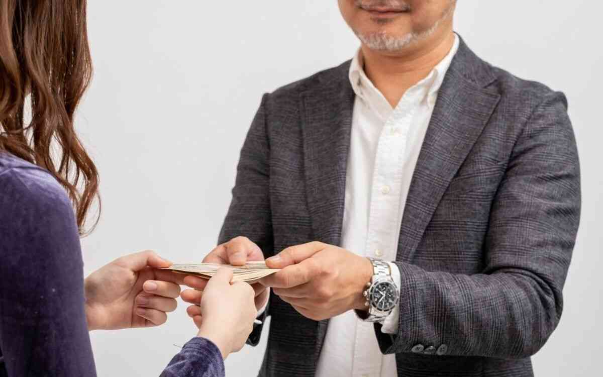 「妊娠しちゃった」若い女性が中年男性と体の関係→お金を搾取…“生涯未婚のおじさん”が恋愛詐欺に引っかかるワケ | 文春オンライン