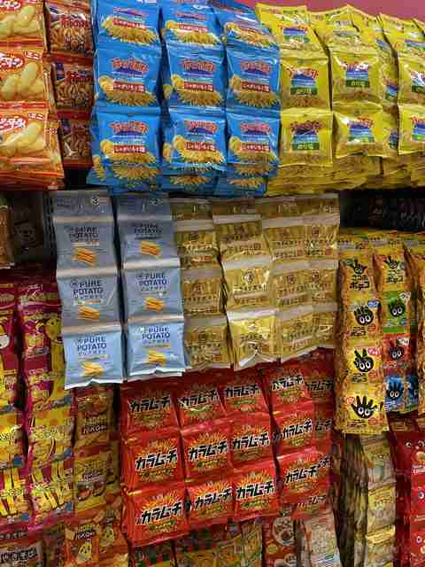 100均の吊り下げ菓子が4連→3連に変更!?　袋の数が1つ減ったことに衝撃走る