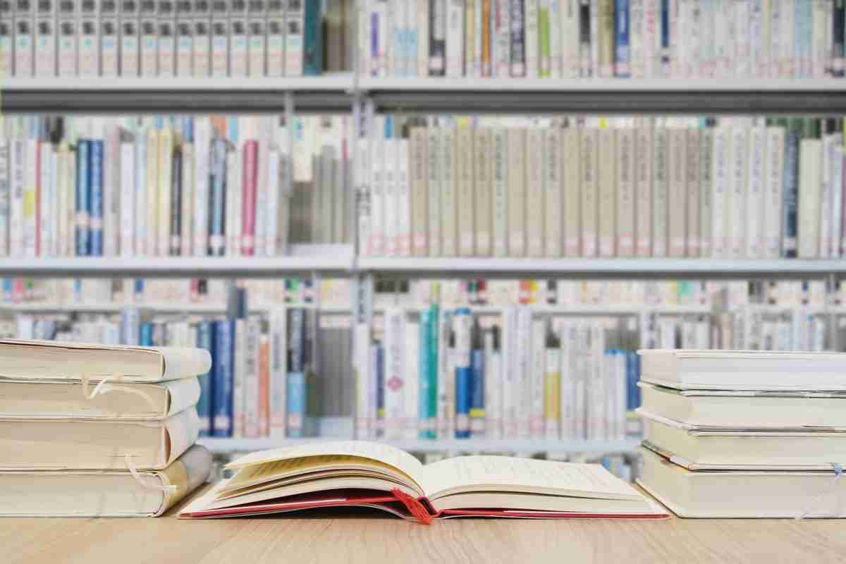 公共図書館で居場所を失う若者たちの嘆き 「自習禁止」「高齢者がイビキ」「読みたい本がない」「スマホ充電禁止」 | マネーポストWEB