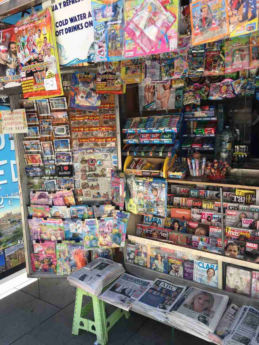 コンビニで本の販売は必要?『ゴルゴ13』『こち亀』堅調、雑誌はテープ剥がされ立ち読みも……