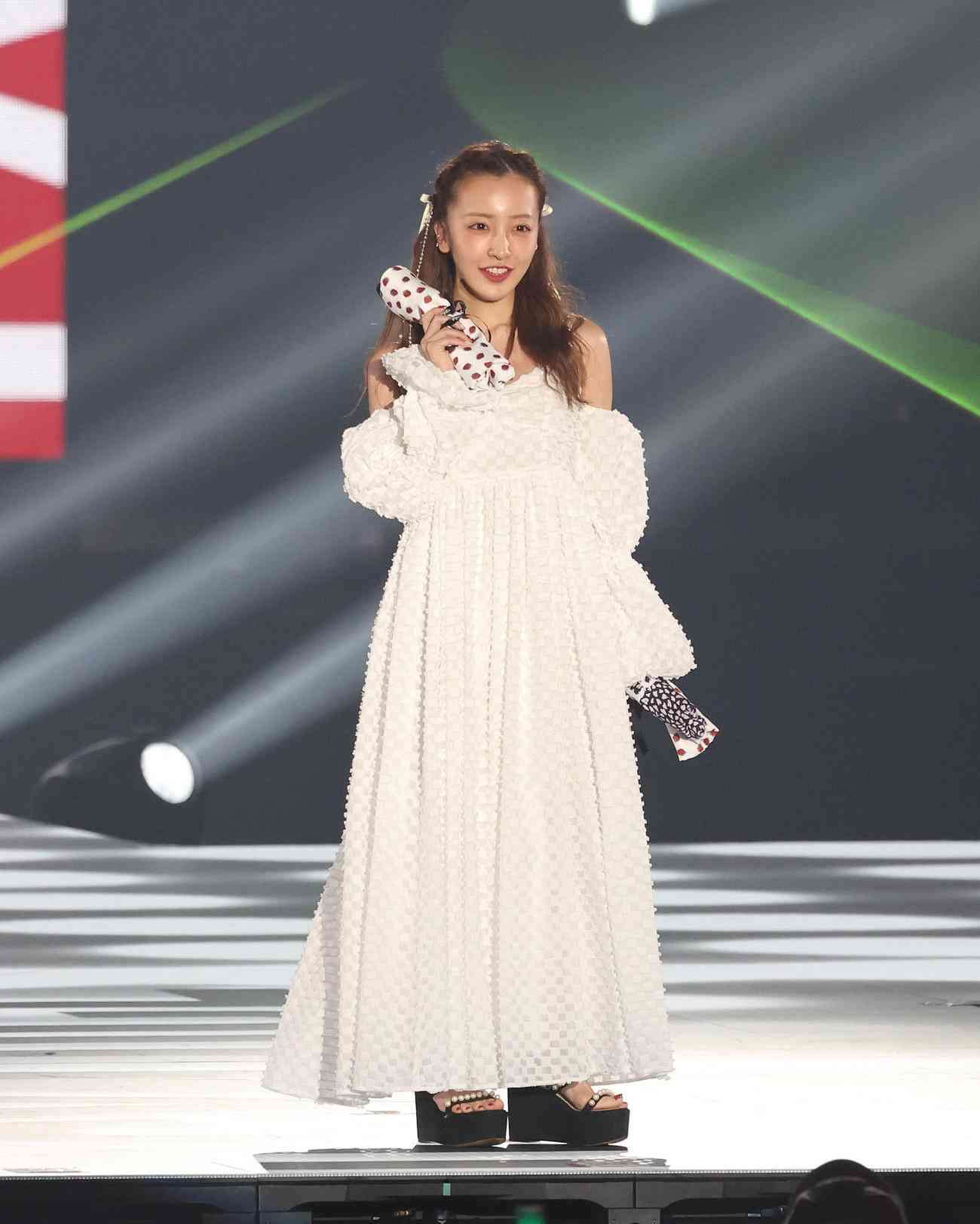 板野友美『JK制服厚底スタイル』で渋谷に登場、ファンの度肝を抜く 「まだまだ高校生いける」「世界一可愛いママ」