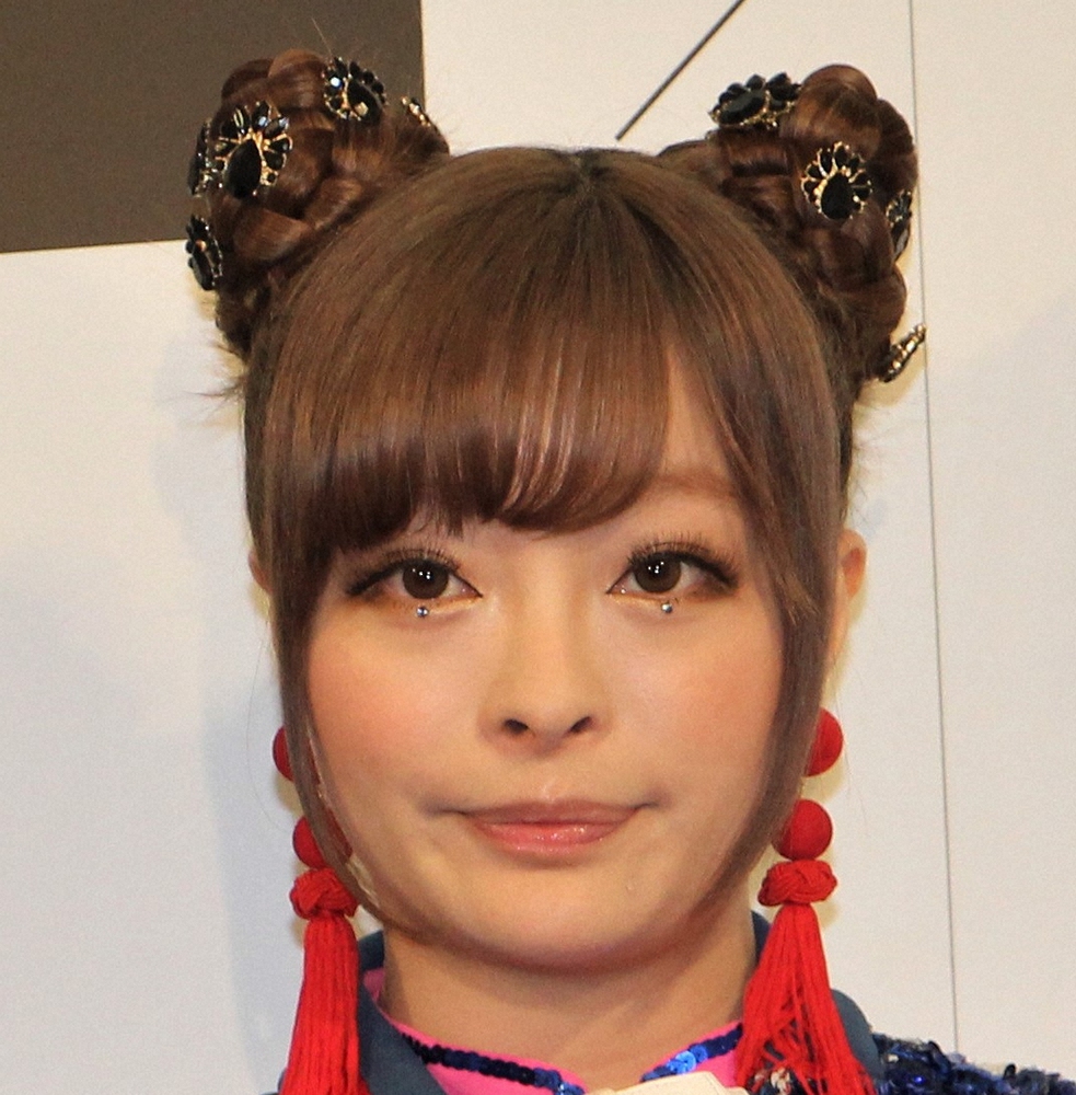 きゃりーぱみゅぱみゅ　夫・葉山奨之とウェディング2ショット　ドレス姿に「可愛すぎ」の声― スポニチ Sponichi Annex 芸能