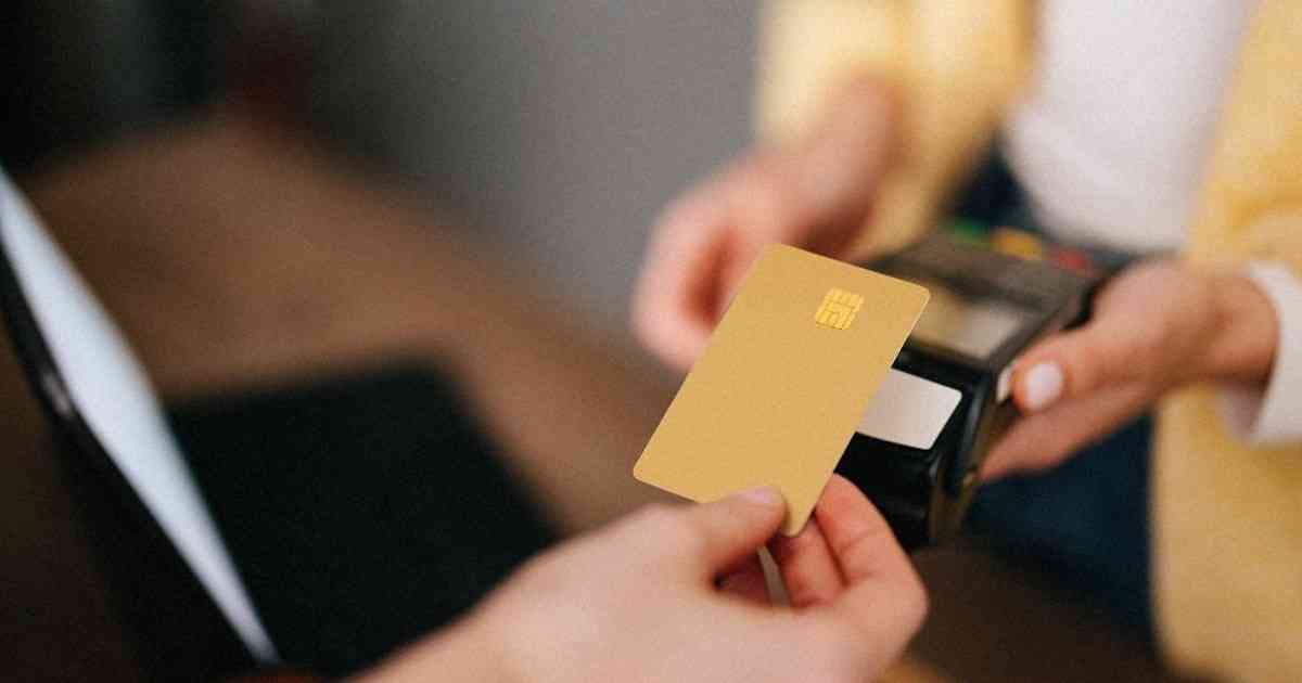 ゴールドカード、6割が年収400万円未満　還元率魅力、大衆化 | 毎日新聞