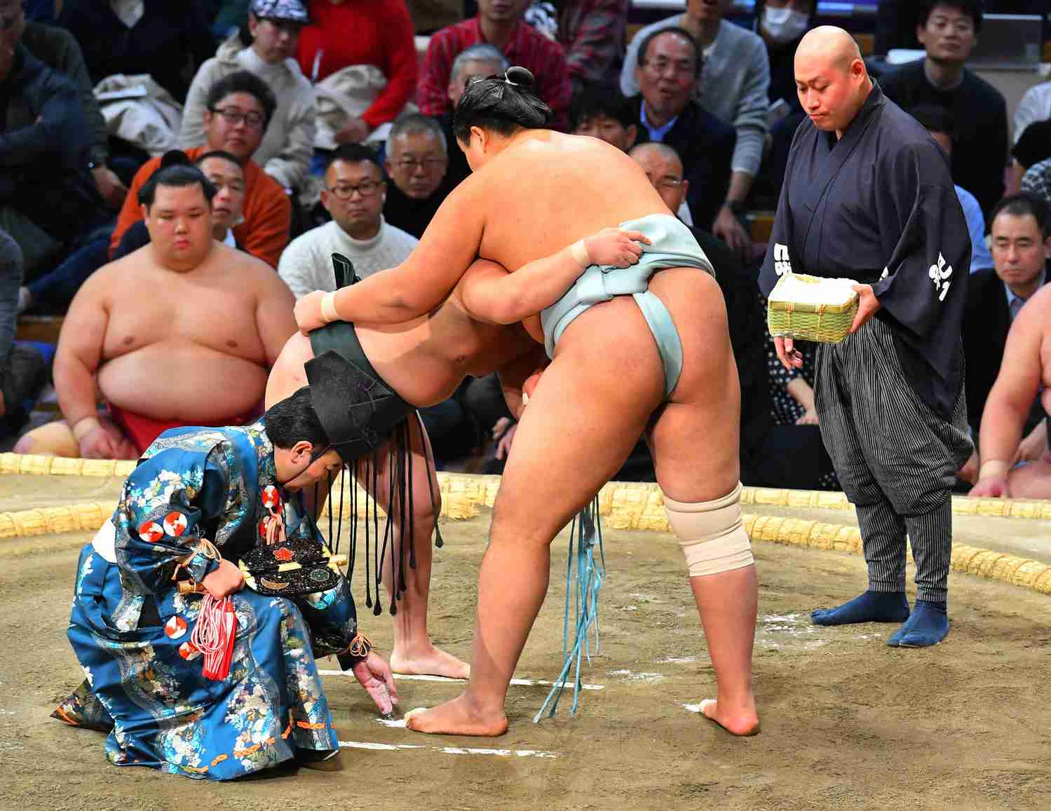 水入りの一番で行司の木村寿之介が好判断　足の位置を塩でマーク、混乱避けた（日刊スポーツ） - Yahoo!ニュース