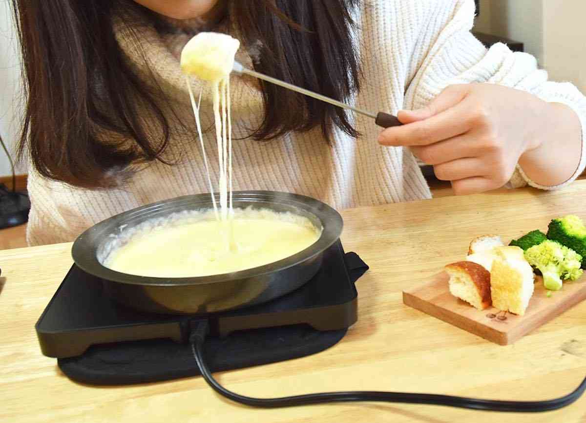 本場スイスのお店で食べるチーズフォンデュは日本のと色々違っててびっくり「想像の五倍くらいデカい鍋にとろとろチーズが…」「野菜が無い」