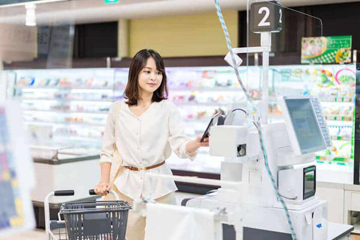 「春菊天そばのボタンが見つからずパニック」、「後ろに並ぶ常連客の舌打ち」…ファストフード店で急増する“タッチパネル式券売機”は本当に効率的か？ | デイリー新潮