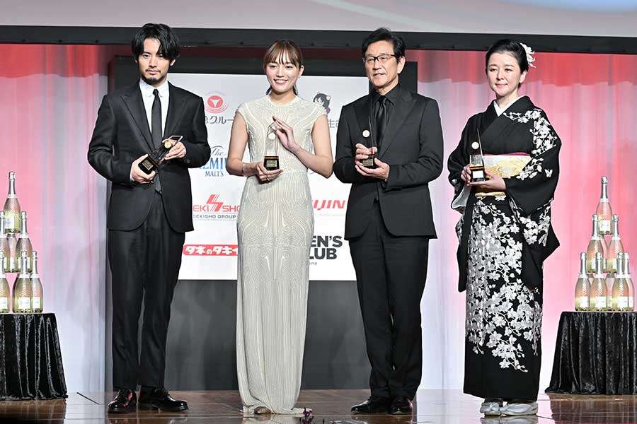 『ベストドレッサー賞』発表　赤楚衛二はヒゲ＆スーツ、川口春奈は『FENDI』繊細ドレスで登場