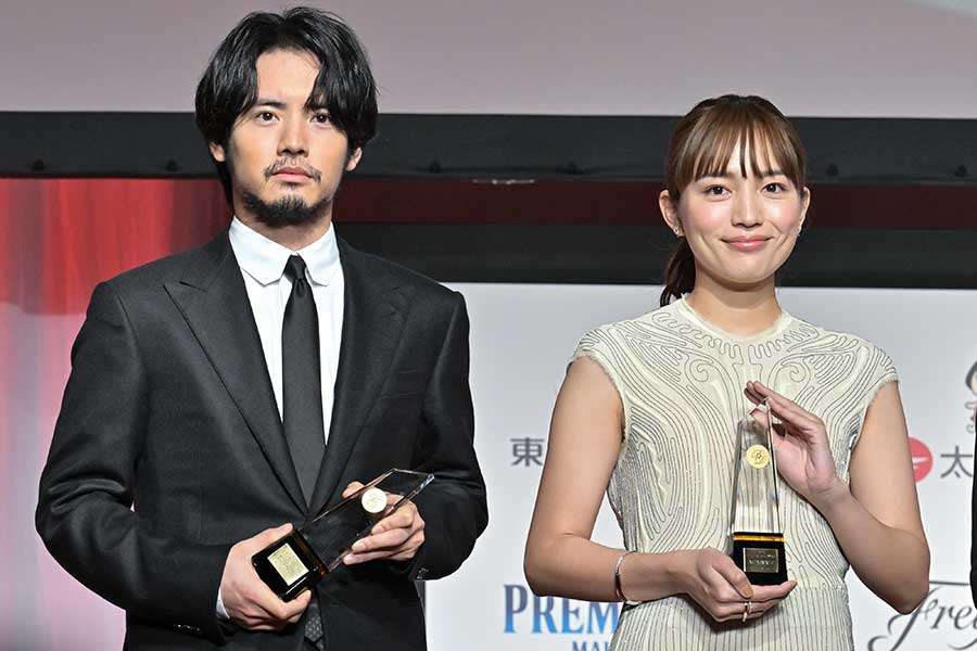 『ベストドレッサー賞』発表　赤楚衛二はヒゲ＆スーツ、川口春奈は『FENDI』繊細ドレスで登場 | ENCOUNT