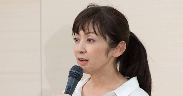 斉藤由貴「飯がまずい毎日」不倫キス写真にコメント | 女性自身