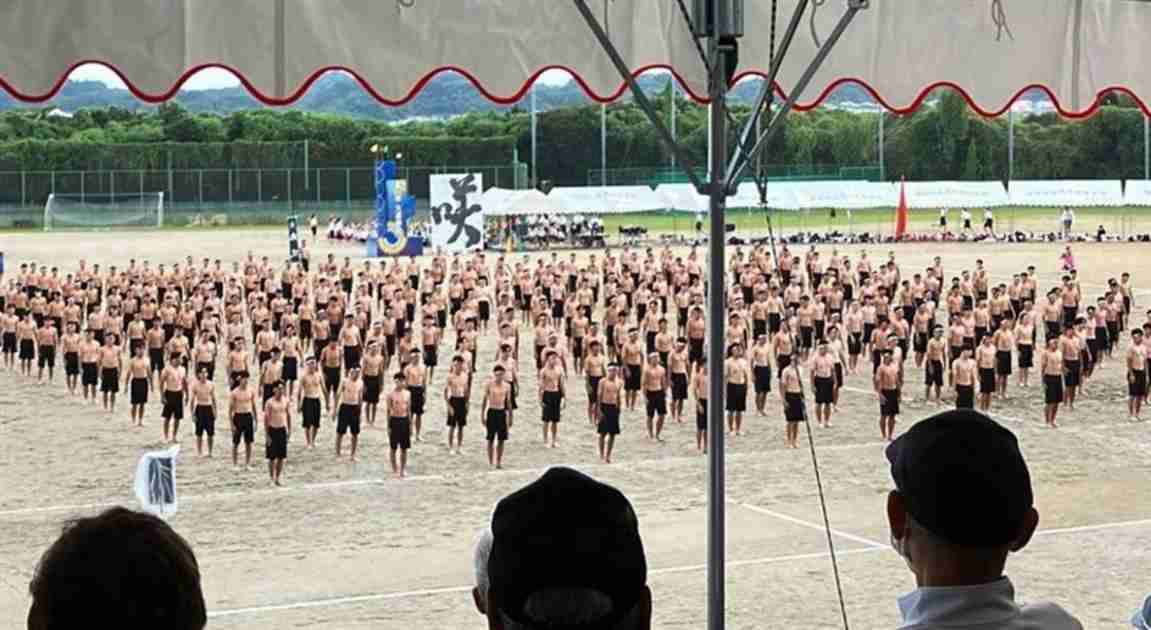 上半身裸で体操、厳しい応援団指導…高校運動会の伝統はあり？