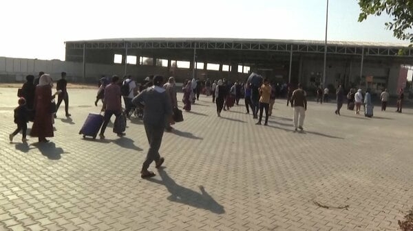 先月7日の戦闘開始以来初…ガザからエジプト側へ外国人退避　パレスチナ人負傷者45人と日本人含む外国人361人　｜FNNプライムオンライン