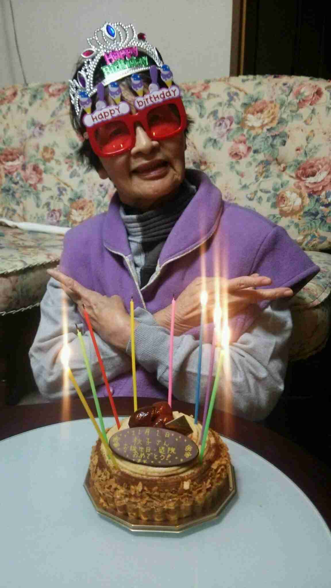 ダウンタウン松本人志、90歳母親の近影公開「めっちゃお若い」「ノリノリなのが素晴らしい」 誕生日会の様子を紹介