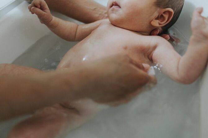 「人がいるときだけ子をあやす」0歳育児に奮闘する妻が涙ながらに明かした