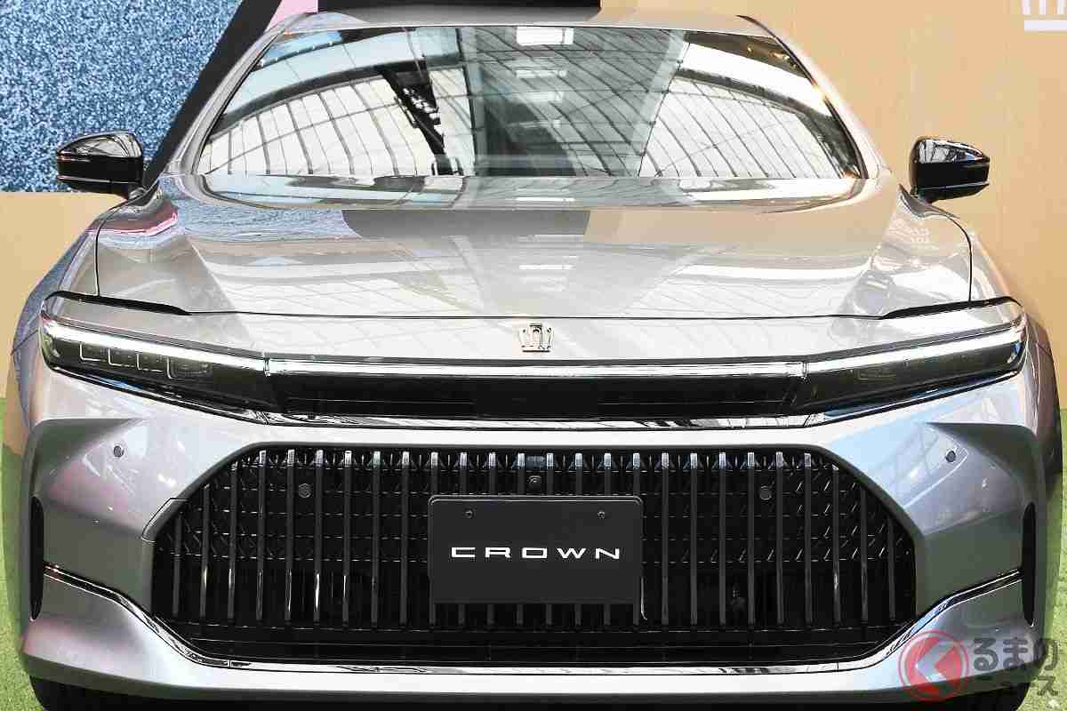 トヨタ新型「クラウンセダン」発表！ 約1年半ぶりに「セダン」復活へ 初のFCEV設定＆ショーファーニーズ対応の新たなクラウン、730万円から | くるまのニュース