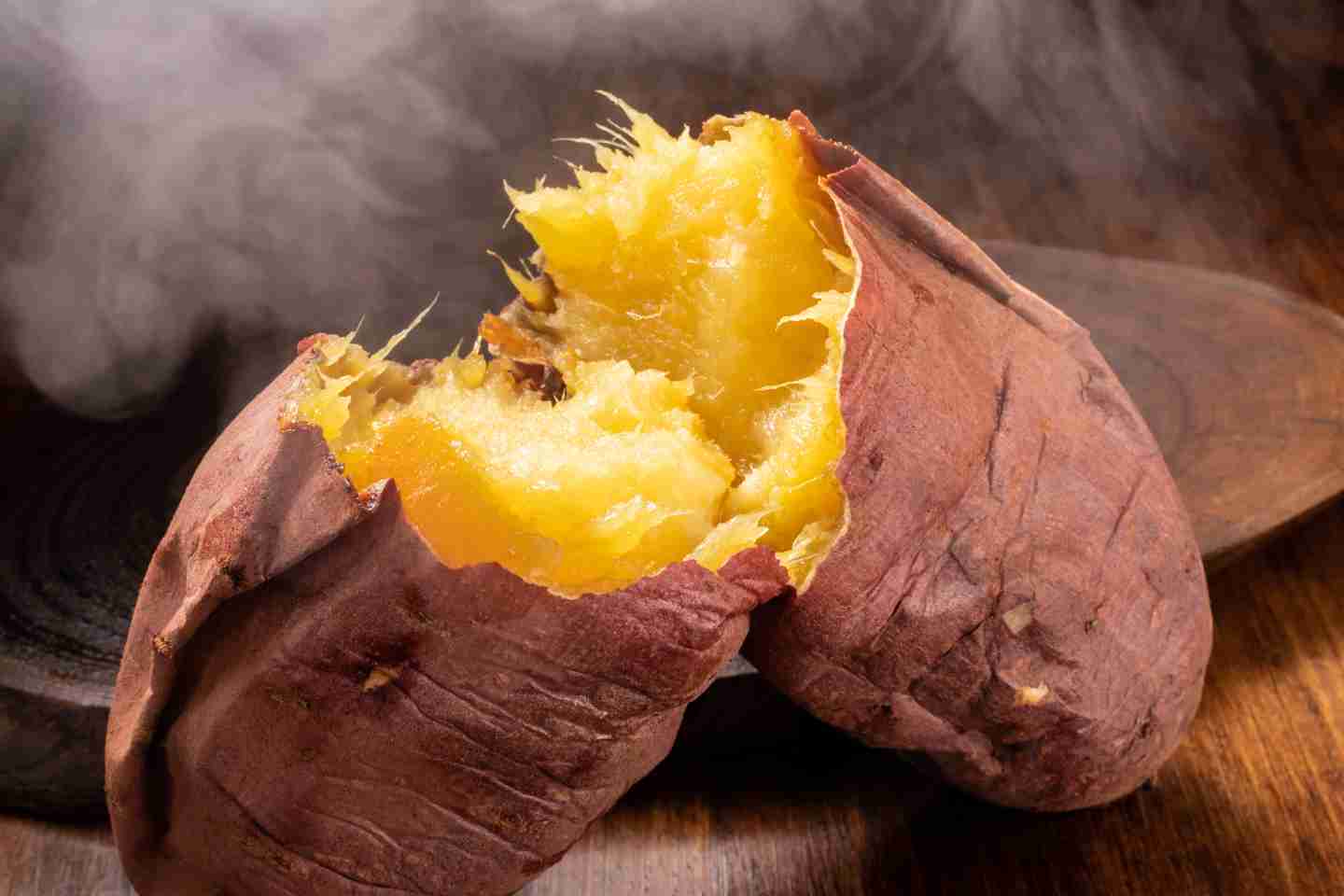 「黒タイツだと芋くさくなる人」に批判　アツギ、広告に「配慮に欠ける表現」と謝罪