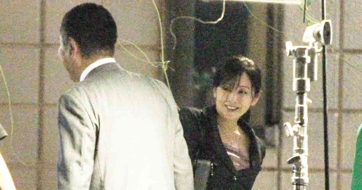 不倫報道の斉藤由貴…”警察出動”騒動１ヵ月前に目撃！「撮影合間に内藤剛志との談笑」意外な素顔写真 | FRIDAYデジタル