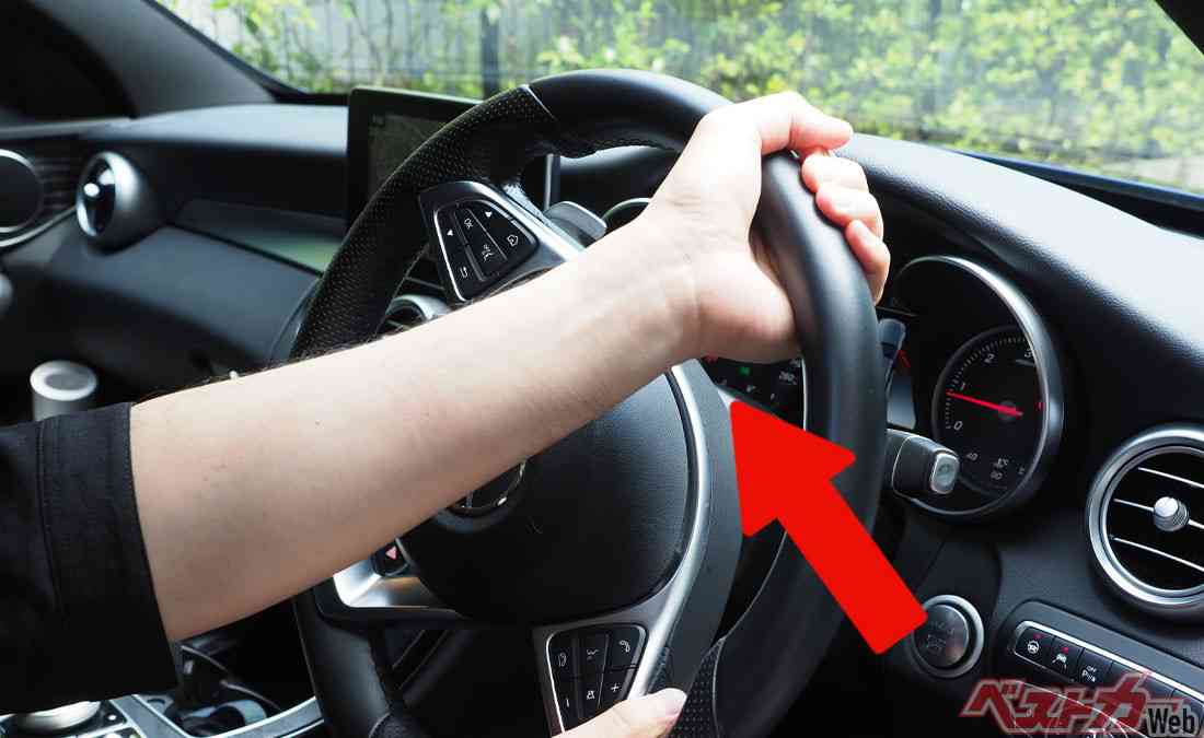 見た瞬間「あ、この人、運転下手だな」と思われる動作…危ないからやめましょう - 自動車情報誌「ベストカー」