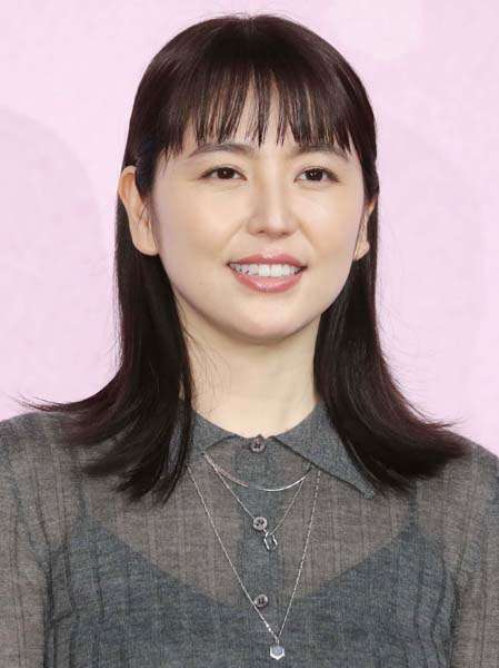 長澤まさみデビュー20周年記念写真集の散々な評判「作り手側の自己満足」の声｜日刊ゲンダイDIGITAL