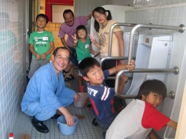 便器に顔を突っ込み、素手で2時間…トイレを磨き、心も磨く？「便教会」とは 「教育効果に疑問」「時代錯誤」と批判の声も