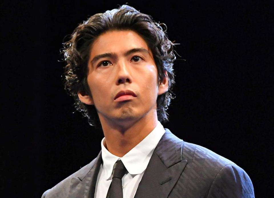 賀来賢人マッチョ化！驚異の筋肉ショット　ネット「何だこのふてえ腕はッ！！」「反町隆史にしか見えない」の声