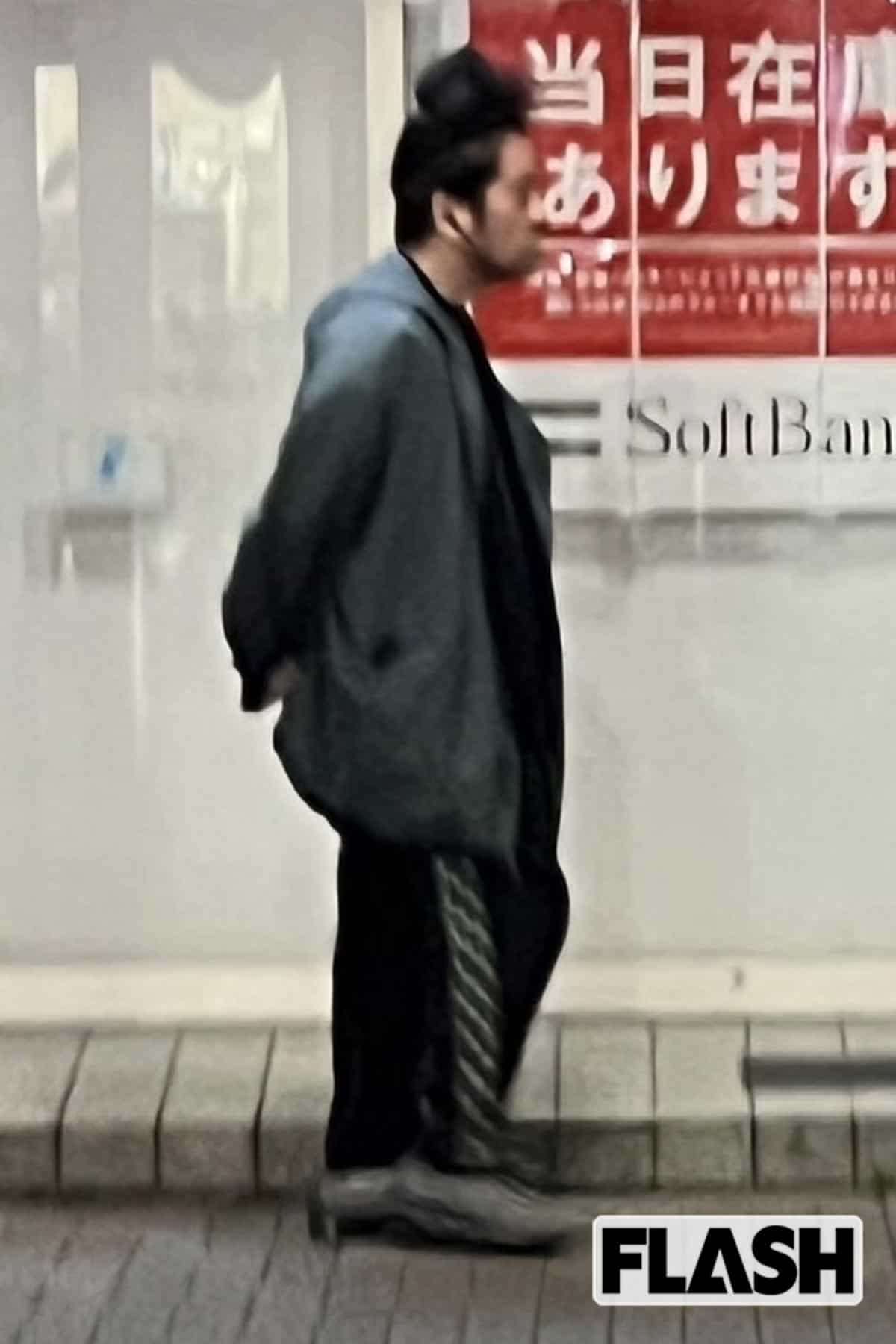 ピース・又吉直樹 髪を束ね無精ひげ…“先生”の姿で夜の街を散歩、綾部からは「酒量の変化」を暴露