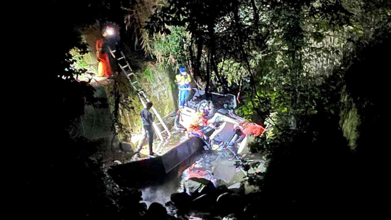 駐車場のブロック塀を突き破り タクシーが約15m下の川に転落　男性運転手が死亡し客の女性は重傷