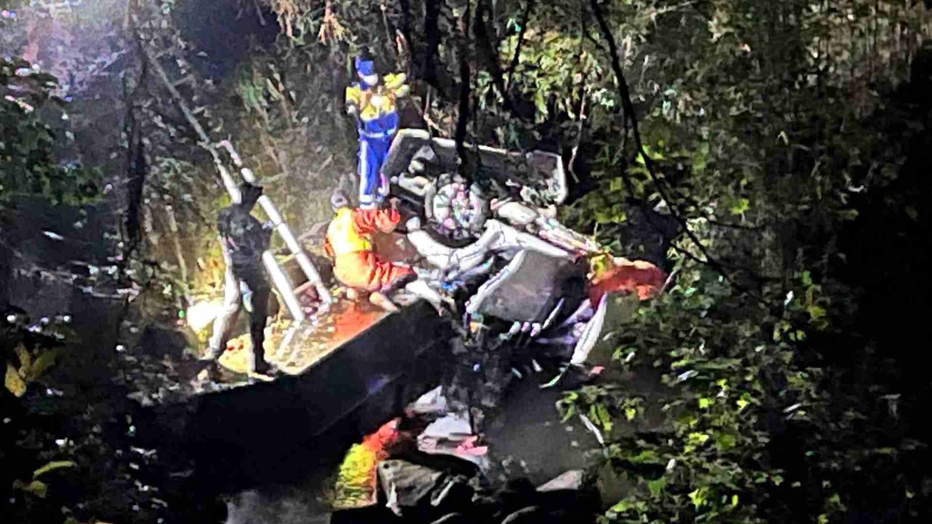 駐車場のブロック塀を突き破り タクシーが約15m下の川に転落　男性運転手が死亡し客の女性は重傷 | TBS NEWS DIG