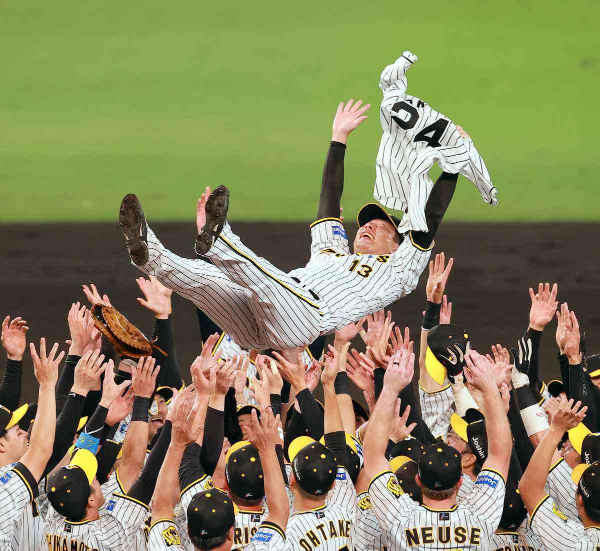 【日本シリーズ】岡田阪神 38年ぶり日本一に王手! 8回にビッグイニング6得点 森下、エラー“完全帳消し”逆転打