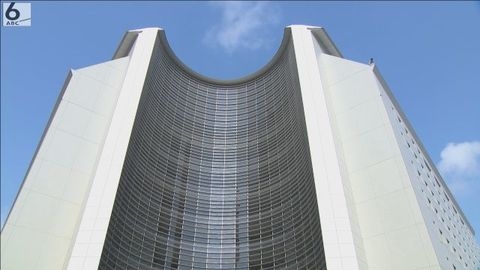 【速報】近所の人「６時すぎに２回パンパンという発砲音があった」　大阪市住之江区で男女搬送　男は警察官の発砲でけが