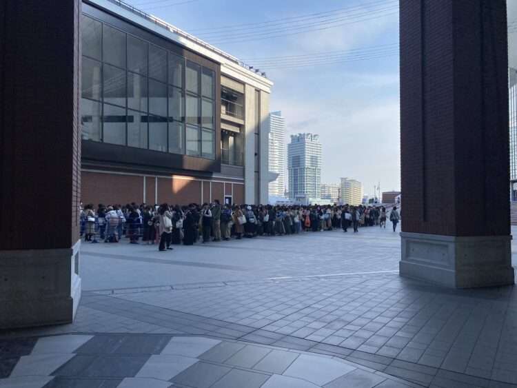 【カレーパン列】SideM8th 冬馬のバターチキンカレーパン出張販売所 Kアリーナ横浜に9時台に1000人超えの待機列が爆誕「始発カレーパン先頭がJupiter Pのグループで流石、最後尾が見えない」予定枚数終了 #SideM8th | まとめ部