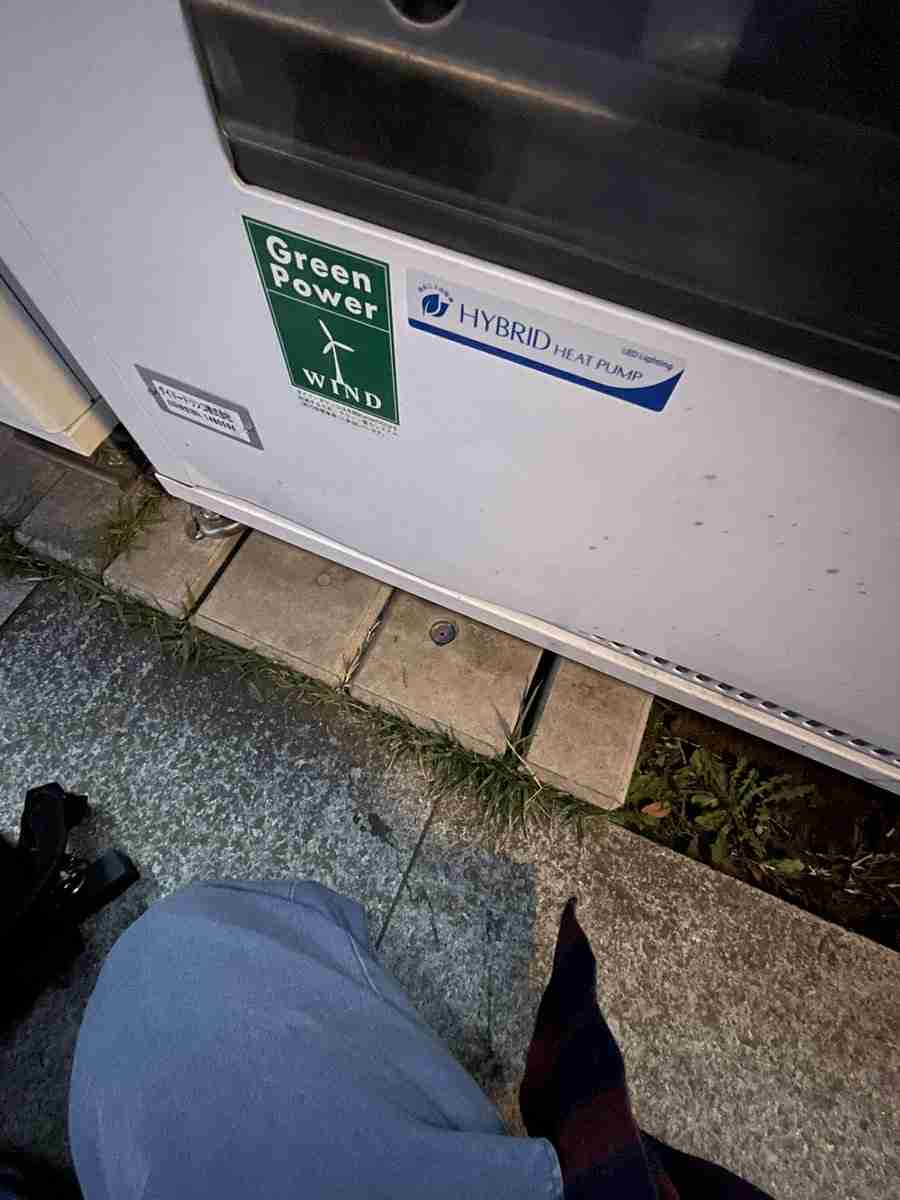 お釣りの50円玉がくぼみにシンデレラフィットして取れなくなる事態が発生→みんなで解決策を考えてみる「これがお釣りホイホイか…」