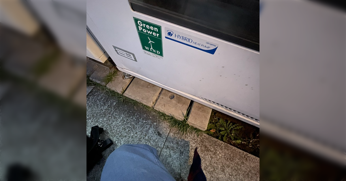 お釣りの50円玉がくぼみにシンデレラフィットして取れなくなる事態が発生→みんなで解決策を考えてみる「これがお釣りホイホイか…」 - Togetter