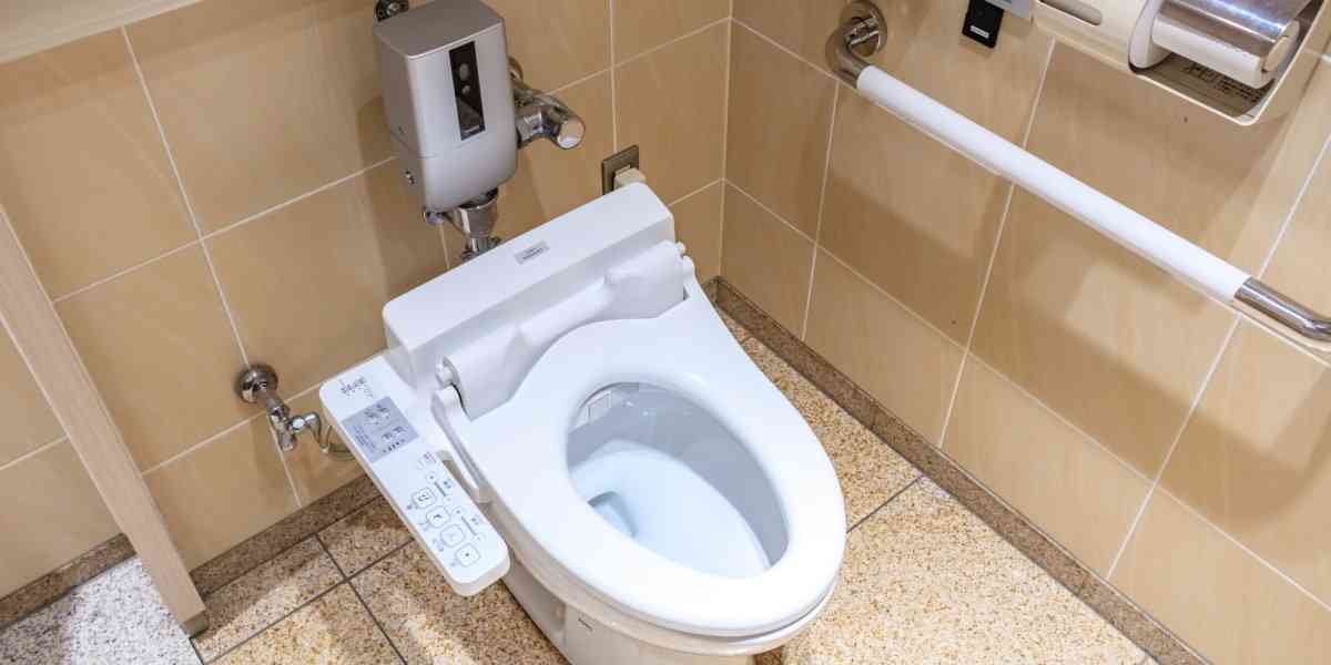 「ドアを開けたら人が…」コンビニトイレが無法地帯化、あんなことに使うトンデモ客も - 弁護士ドットコム