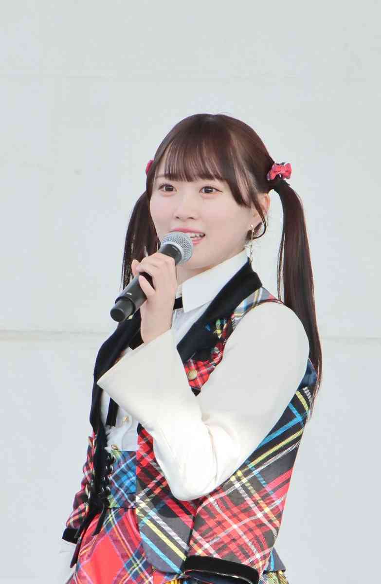 AKB48メンバーが衝撃大胆ミス　ライブ衣装の着方が...ネット爆笑「嘘でしょ」「そこ穴開いてるんやw」