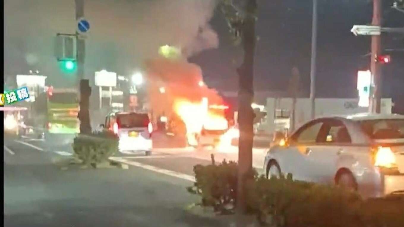 「燃える車の中で死んでやろうと思った…熱くなって車を下りた」炎上する軽乗用車を交差点に放置した容疑で男を逮捕