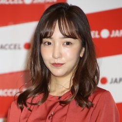 板野友美“32歳の女子高生姿”にやっぱり出た「痛野友美」激辛反応！