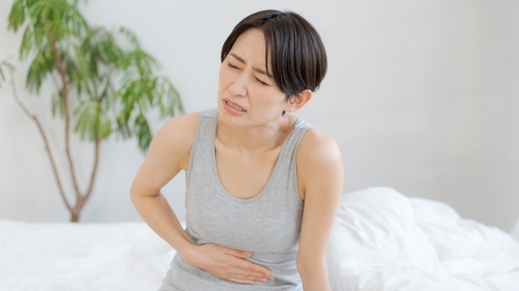 生理痛をなめてはいけない。月経随伴症状による労働損失約5,000億円。1人当たり年間30万円の損失【有名産業医が解説】  | ゴールドオンライン
