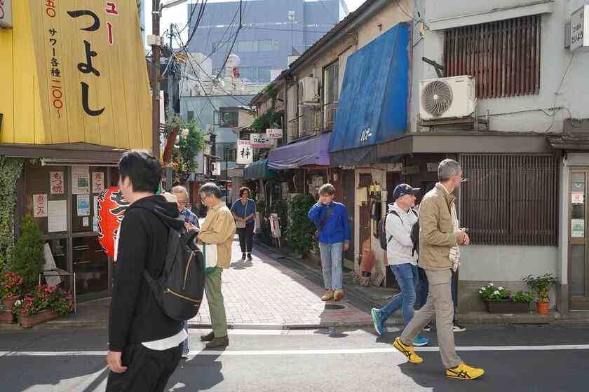 過熱する訪日外国人の「スナック人気」にママたちが困惑 「お通しが理解できない」「混んでも席をつめない」