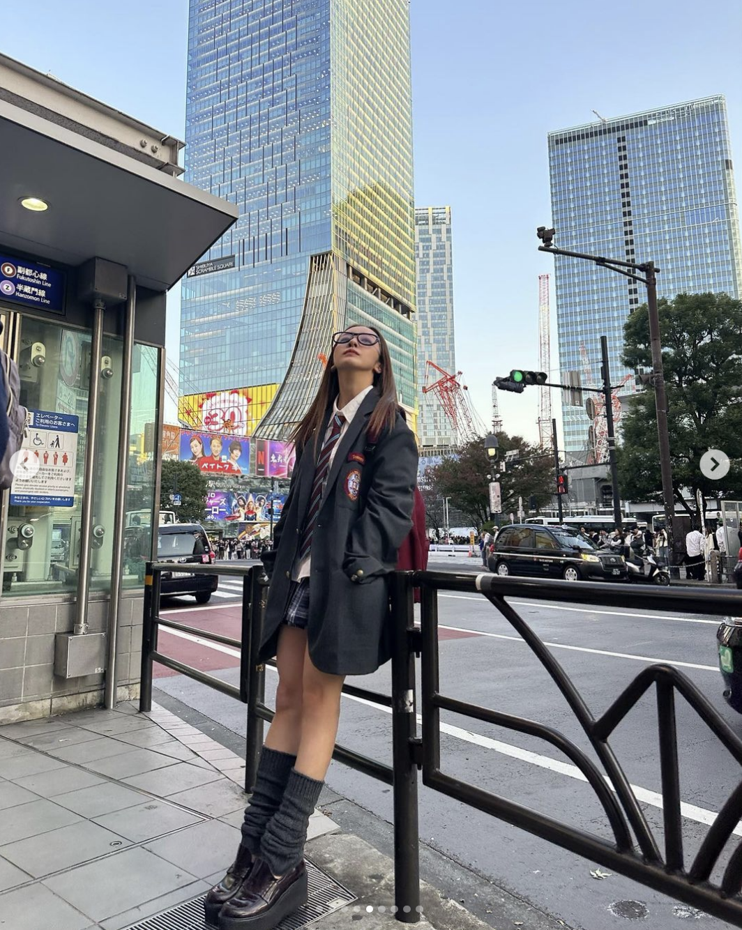 板野友美『JK制服厚底スタイル』で渋谷に登場、ファンの度肝を抜く 「まだまだ高校生いける」「世界一可愛いママ」