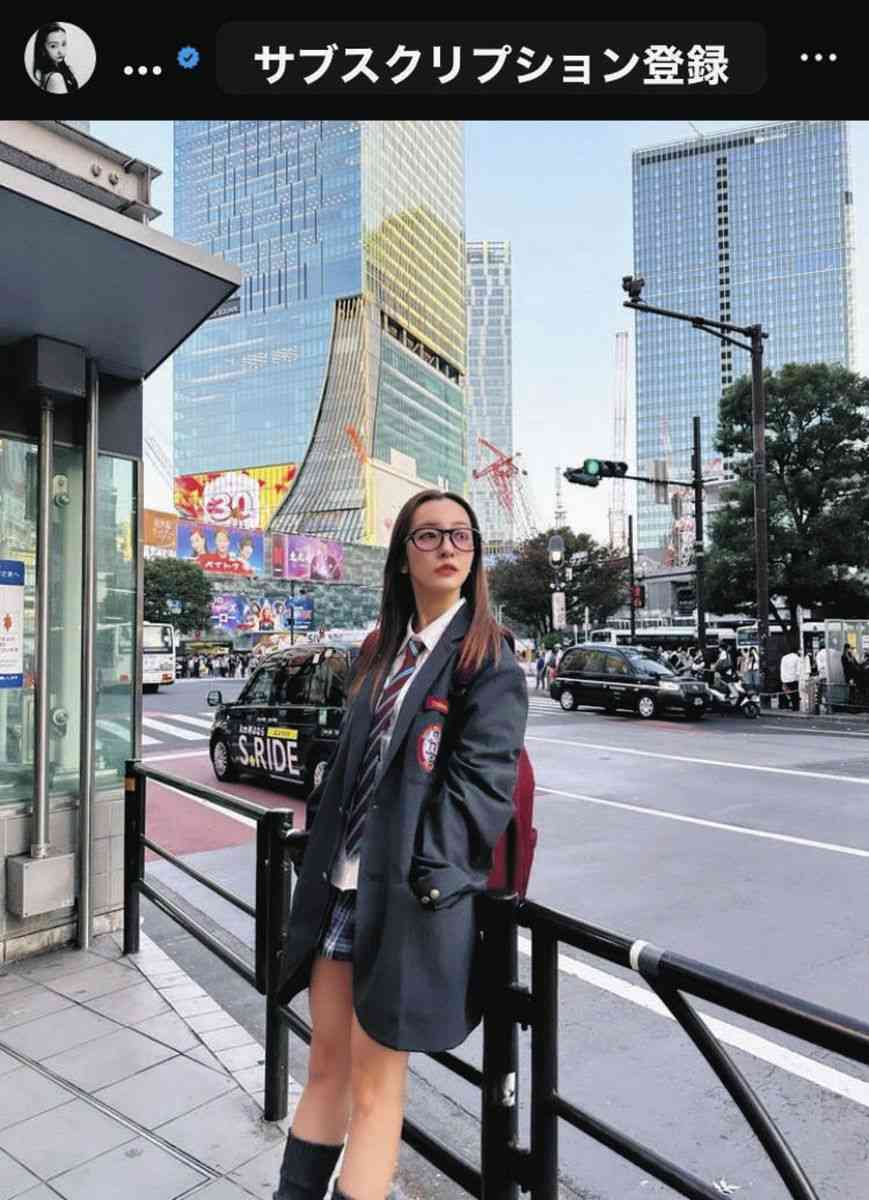 板野友美『JK制服厚底スタイル』で渋谷に登場、ファンの度肝を抜く 「まだまだ高校生いける」「世界一可愛いママ」