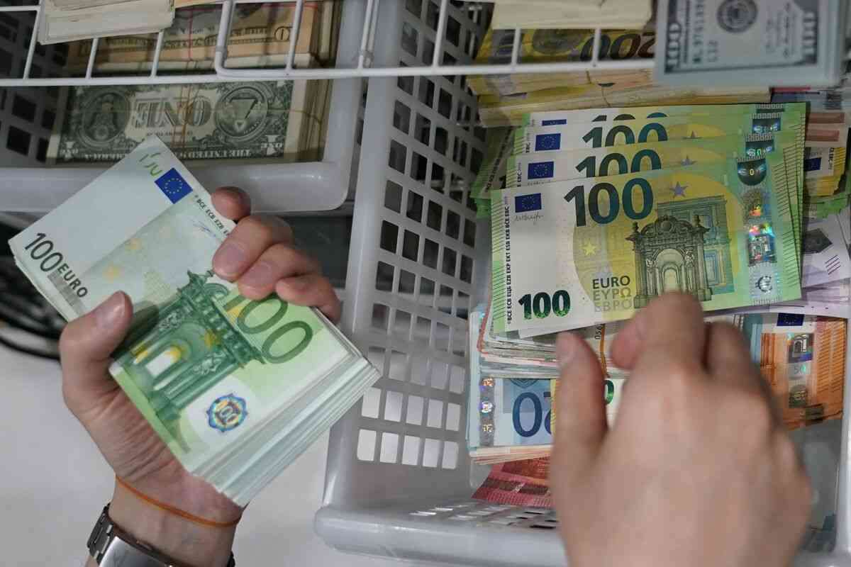 円が対ユーロで15年ぶり160円台に下落、日欧金利差を意識